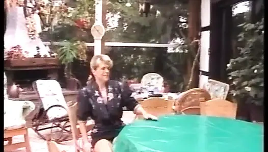 Alman sürtük sıkı anal deliğini sikiyor