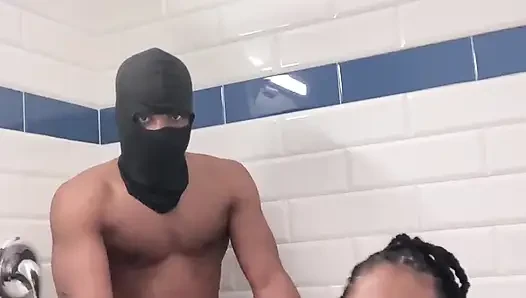 Dicke titten, dicker hintern, sexgöttin wird in der dusche hart gefickt!