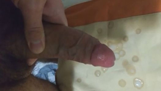 Je branle ma grosse bite et lâche une dose de sperme chaud