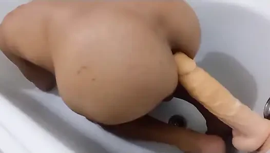 Mulatto dildoyla götüne bakıyor ve çok osuruyor
