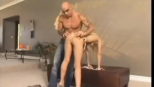 Mccarthy si cewek cantik rambut pirang dengan pantat bahenol dientot habis-habisan sama kontol besar pacarnya