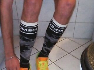 (ger) sk8erboykev se muestra en boxers, suspensorio, calcetines malolientes y nike airmax