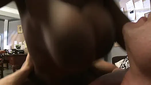 Zenci beyaz adam tarafından sikilirken kendi meme uçlarını yalıyor