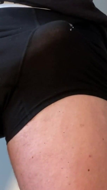 Morate podijeliti trenutak iz "Hands free ogromno svršavanje kroz usko donje rublje"