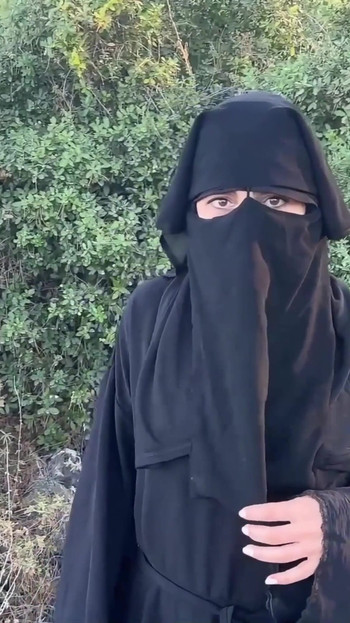 Libanska hidžab kučka se igra sa svojom pičkom u šumi i prska | Klip 1