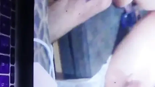 Echtes paar macht echte orgasmische handlungen, lutscht, fickt und kommt