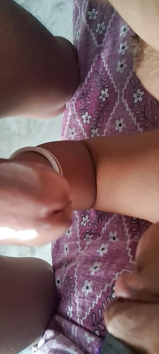 בחורה דסית מאסאם עושה הנדג'וב ומציצה לבן זוג עם זין גדול