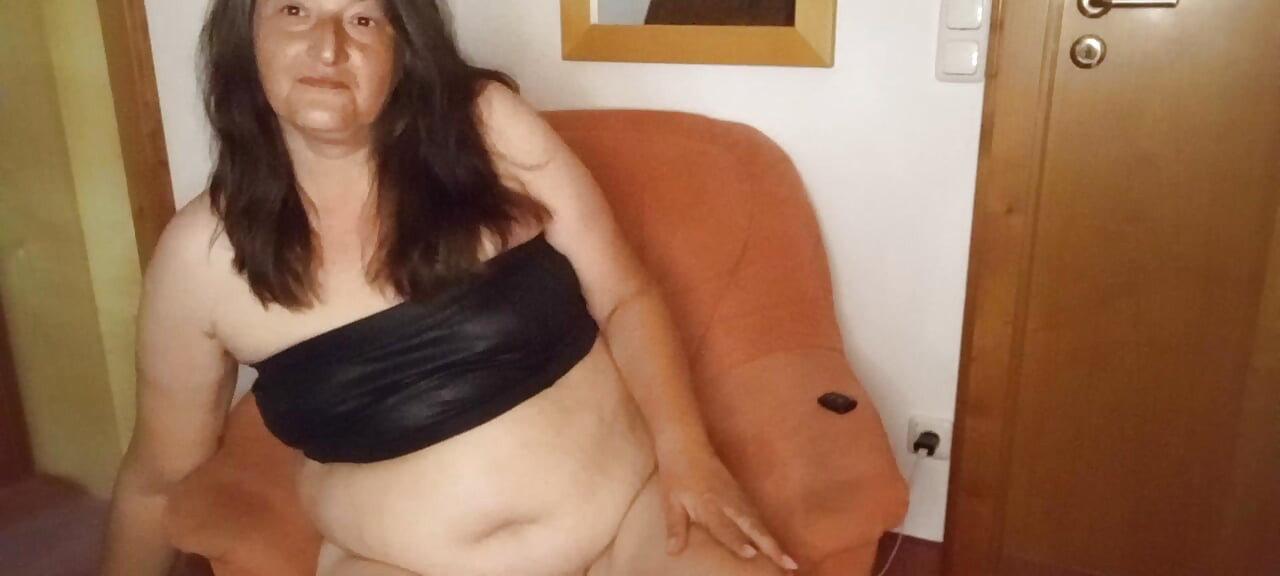 Verklig tysk MILf börjar sin heta kamsession - långsam retas Klipp 1 - Den tysta början