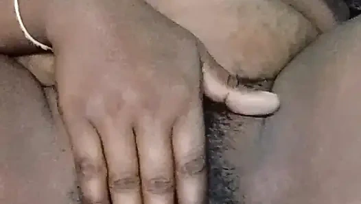 Desi stiefmutter Volle nide pisse fingert und zeigt Milch in titten