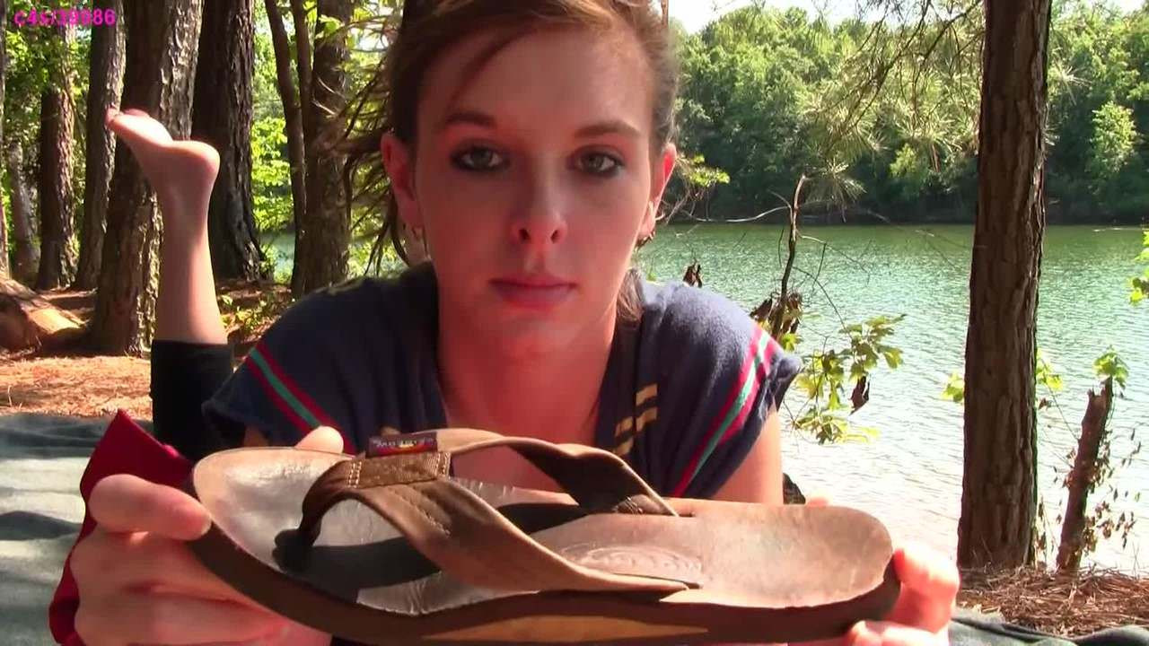 Amy dans la pose avec des sandales arc-en-ciel en aperçu