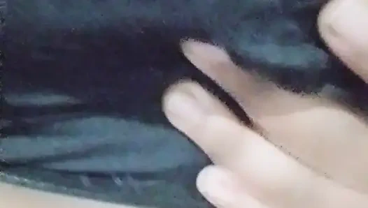 Dakkalı evli kadın vücudunu ve amcığını gösteriyor