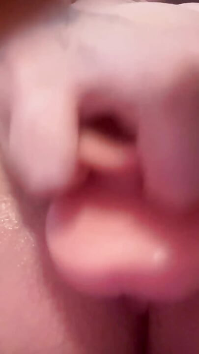 डिल्डो मेरी सुंदर गीली चूत को चोदो