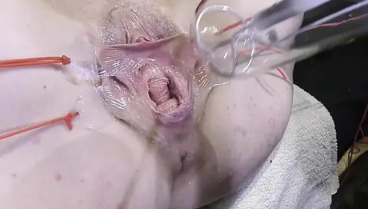 Далеко распространённая киска крупным планом, трахается с лампой на 1000 ватт