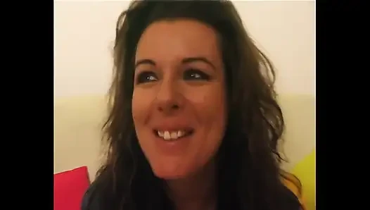 Güzel ve utangaç esmer kamera önünde soyunuyor