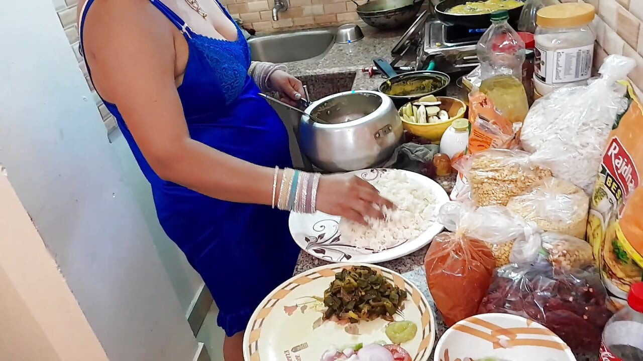 खाना पकाने वाला सेक्स चूत को गहराई से गले में डालता है