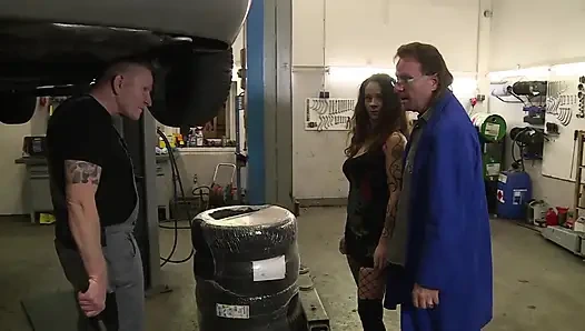 Sexy tätowierte brünette mit dickem arsch zu dritt gefickt