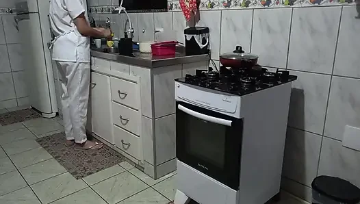 Hizmetçi bulaşık yıkarken götünü kullandırıyor.