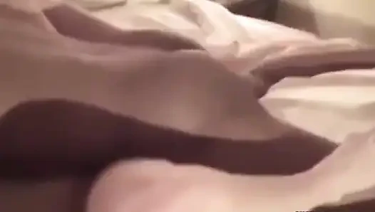 Tante seksi selingkuh sama pria lain atas ijin suami. Aku dan teman-temanku suka banget dientot habis-habisan sama besar