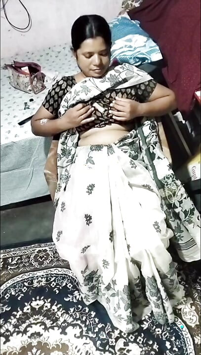 Desi soulève Sari pour l’ouvrir la chatte