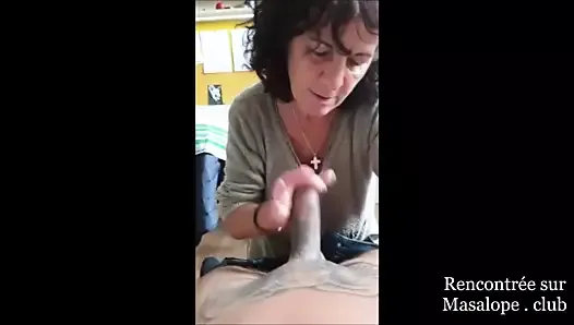 Seksowna dojrzała kobieta zrobiła perfekcyjną ręczną robotę