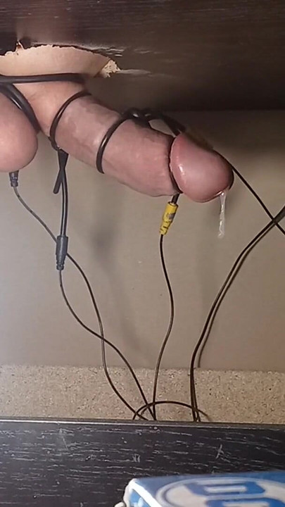Spektakularan trenutak iz filma "Kurac izmuzen u gloryholeu s 2bestim"