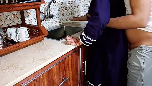 Индийский муж занимается сексом со своей женой на кухне