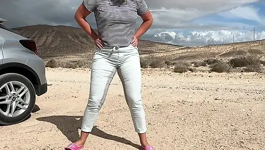 Mädchen kann pinkeln und ihre hose auf der öffentlichen straße nicht nass werden