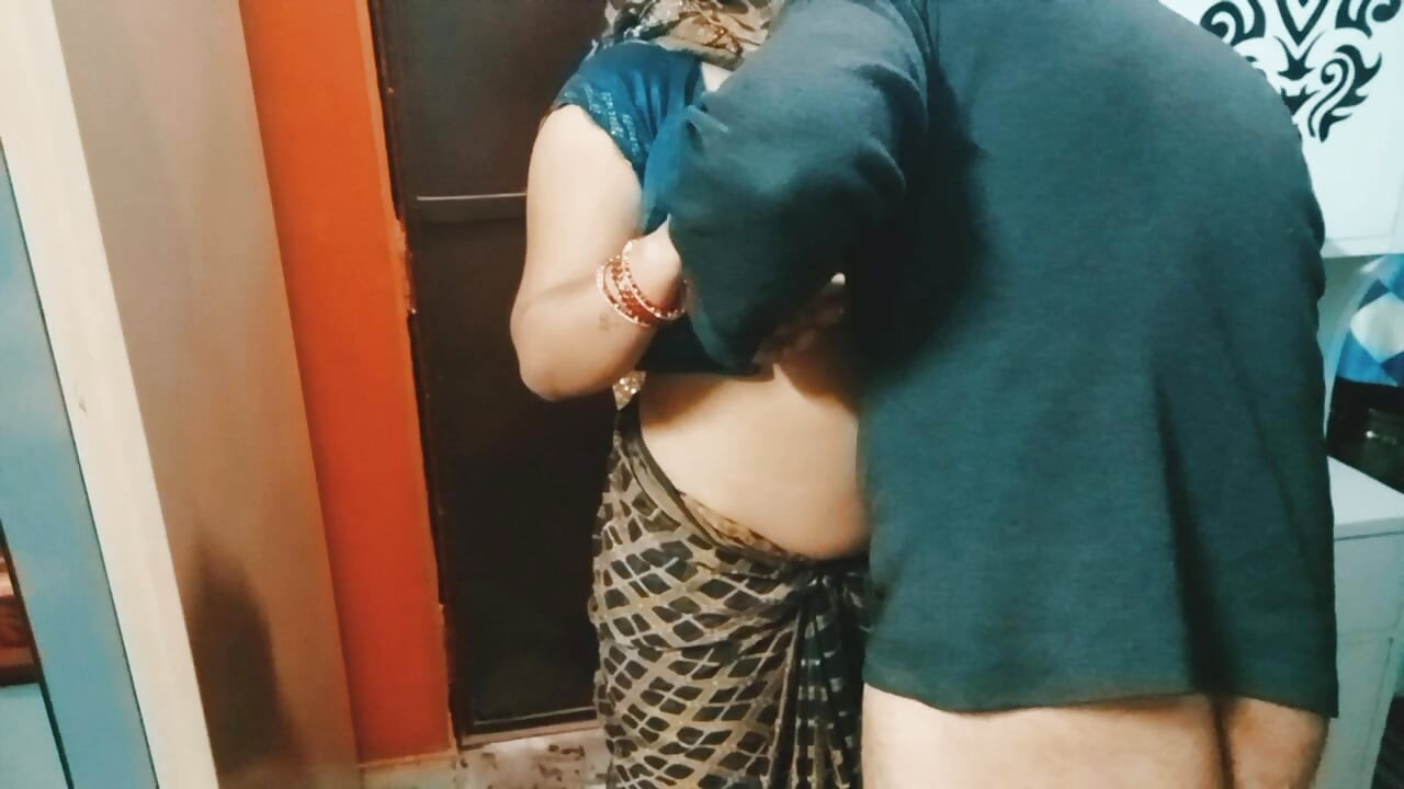 คู่รักใหม่กําลังโรแมนติกด้วยกัน