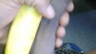 Masturbándose y frotando con un plátano