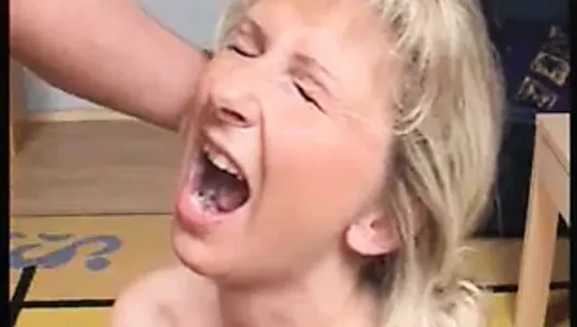Жена делает минет со спермой в рот в любительском видео