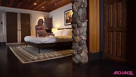 Archangel - Charlie Forde'un deliklerini siyah yarak için yapıyor