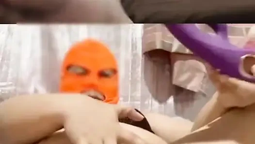 Жена смотрит мое видео, пока она делает соло