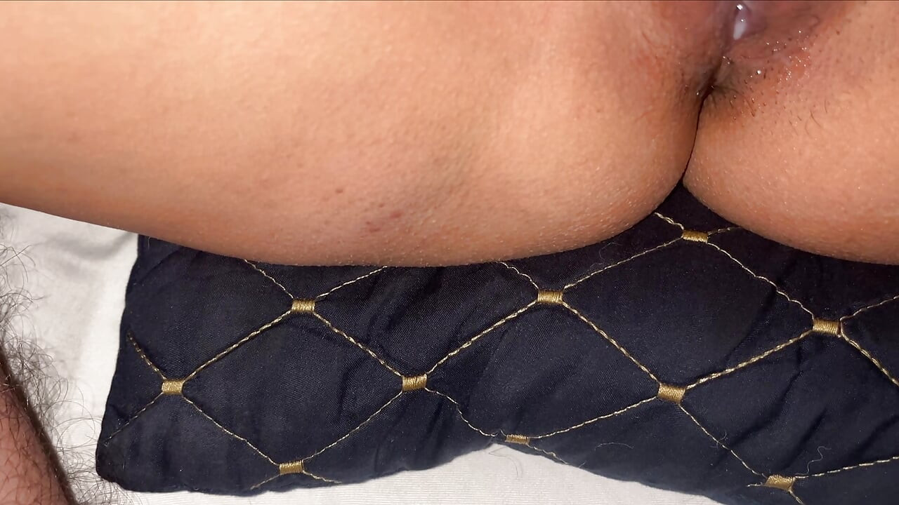Leukste tiener stiefzus had eerste pijnlijke anale seks met luid gekreun en Hindi