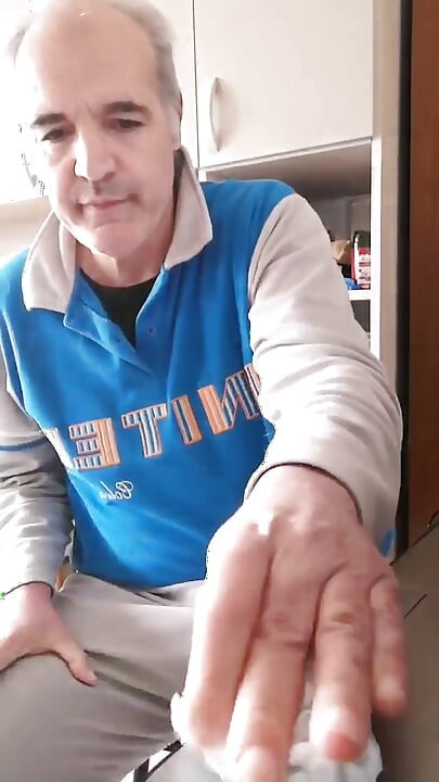 Aku muncrat di kopiku dan telan spermaku dengan nikmat