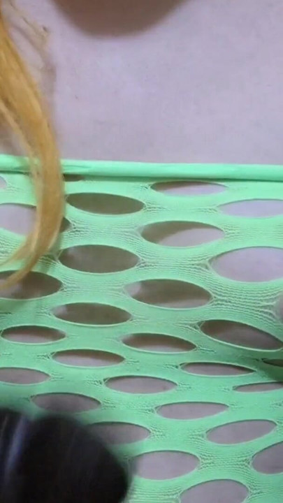 大きな乳首のトランスジェンダーの女の子が授乳中のおっぱいをクランプとBBCディルドで罰し、平手打ちする | クリップ 1