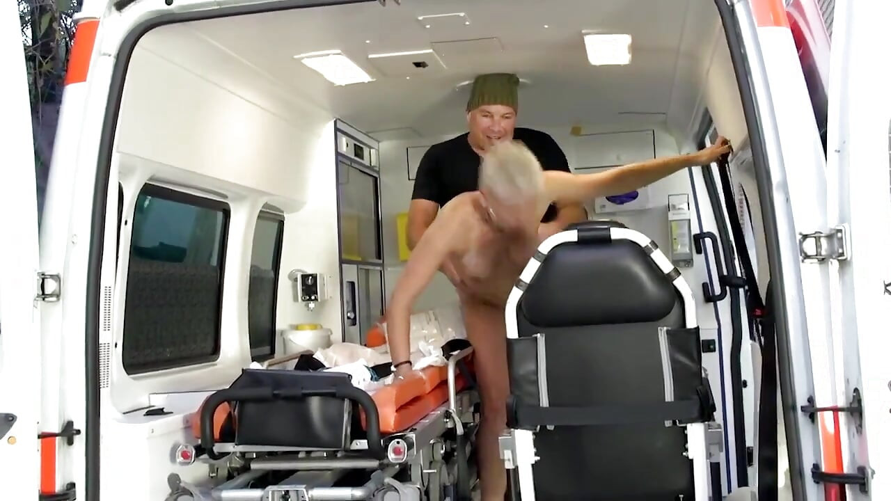 Sex german dur în ambulanță