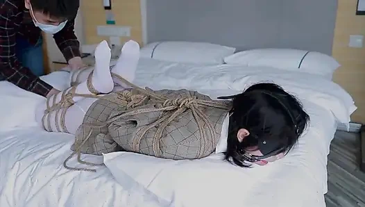 Hui09 - gadis jk dengan stoking putih diikat di ranjang dengan tali.