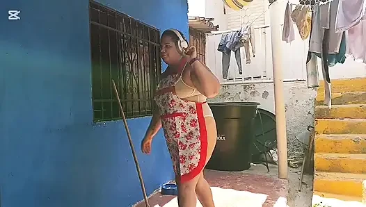 Çok seksi latin hizmetçi büyük yarağımla sikiliyor. Acıttığını çığlık atıyor ama yarağımı vajinasında hissetmeyi seviyor.
