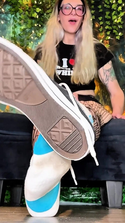 67 giantess school bully engana nerd para adorar meu tamanho maciço 16 pés fedorentos - remoção de sapato e meia