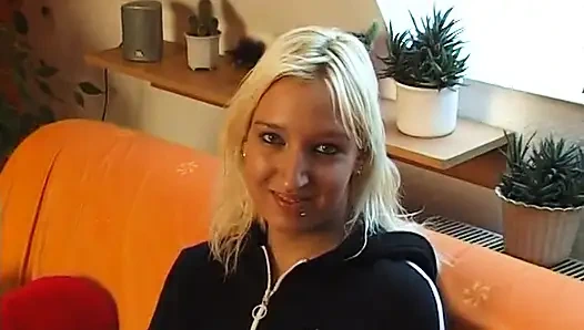 Genç sarışın soyunuyor ve vücudunu gösteriyor