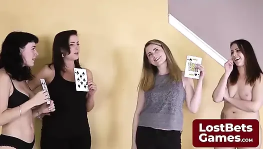 Striptiz oyunu taş kağıt makasla yerleşiyor