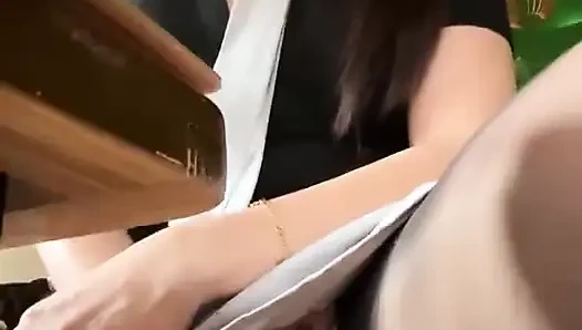 Alışveriş merkezinin içindeki kahve dükkanında boşaldım