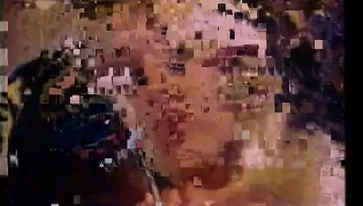Şehvetli sarışın sıkı amcığını mutant siyah yarakla siktiriyor