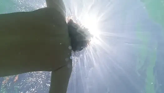 Mainin memeknya pakai butt plug di bawah air