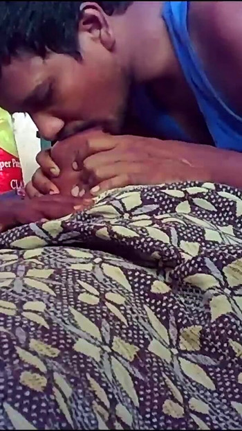 لحظة مذهلة من "تقبيل الثدي المثير لزوجة منزل القرية الهندية"