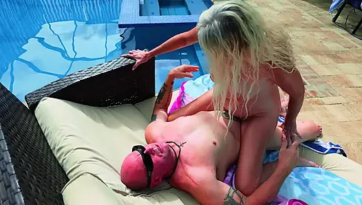 Tante seksi rambut pirang dientot di pinggir kolam renang