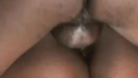 Cewek semok kulit hitam ini lagi asik nyepong dan ngentot kontol sampai tenggorokan