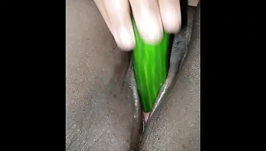 Мачеха трахает ее съедобный дилдо