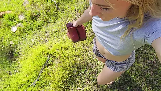 Zierliche Blondine Bekommt Massive Gesichtsbesamung Im Freien