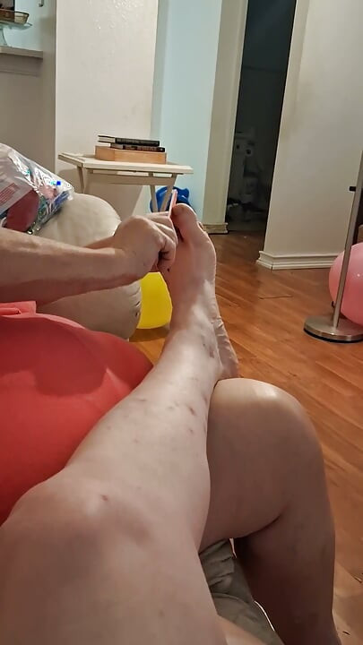 Big Beauty Nurse Vicki Cuts Boyfriends Toe Nails He Has Stinky Dirty Feet